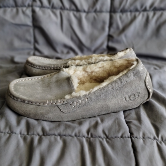 UGG Soft Shearling Slippers Womens Size 9 - Picture 1 of 7
